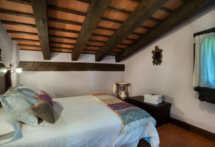 Masia enmig de muntanyes, silenci i vistes panoràmiques