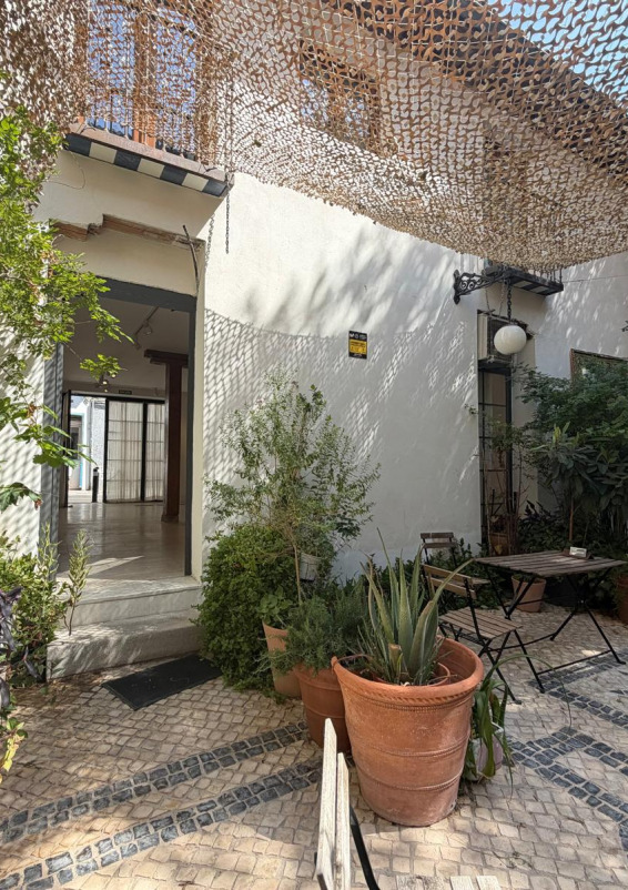 Multifunctional street-level space located in central Madrid.