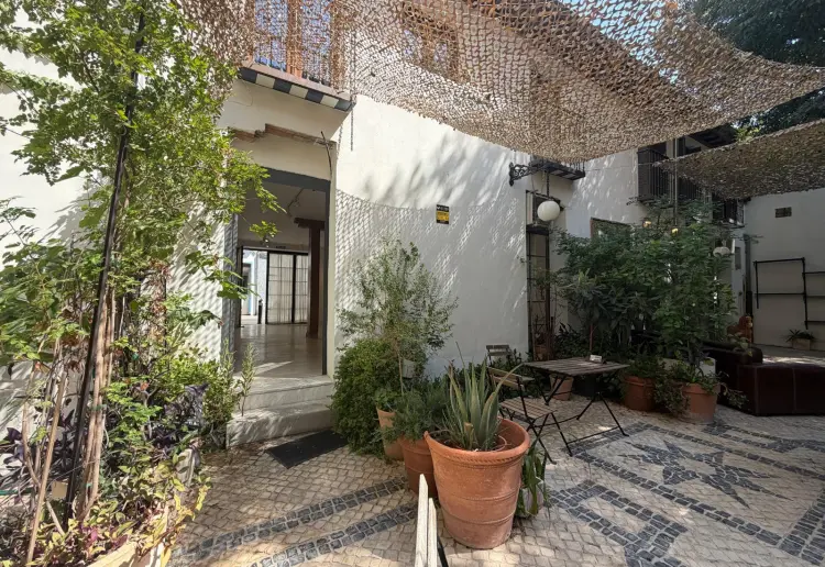 Multifunctional street-level space located in central Madrid.