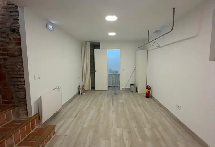 Multifunctional street-level space located in central Madrid.