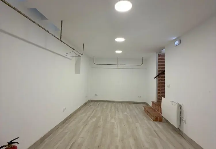 Multifunctional street-level space located in central Madrid.