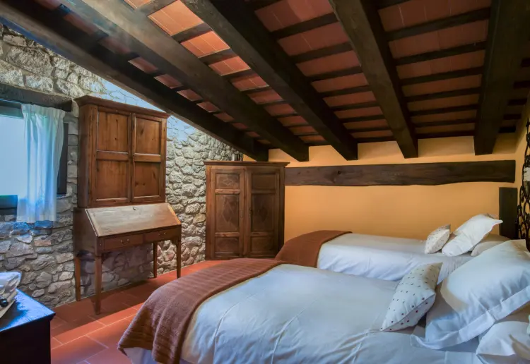 Masia enmig de muntanyes, silenci i vistes panoràmiques