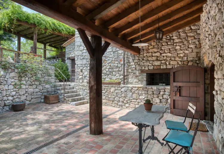 Masia enmig de muntanyes, silenci i vistes panoràmiques