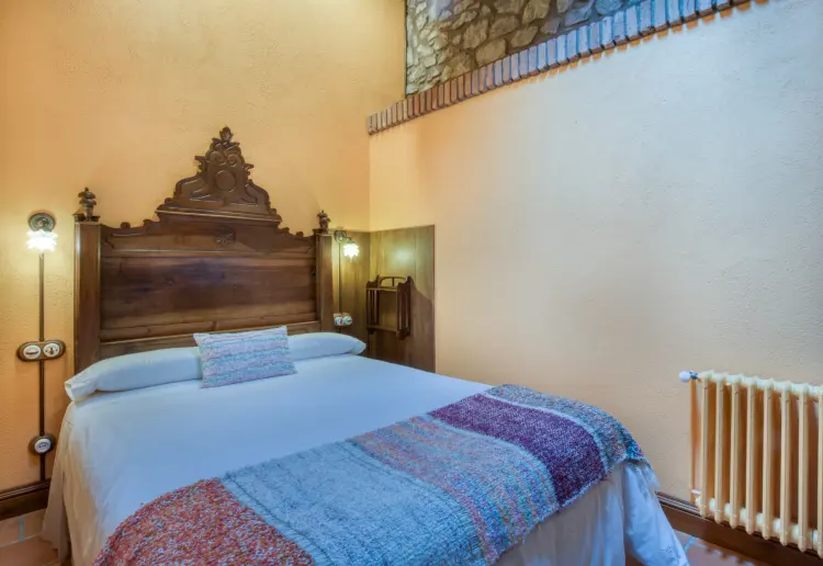 Masia enmig de muntanyes, silenci i vistes panoràmiques